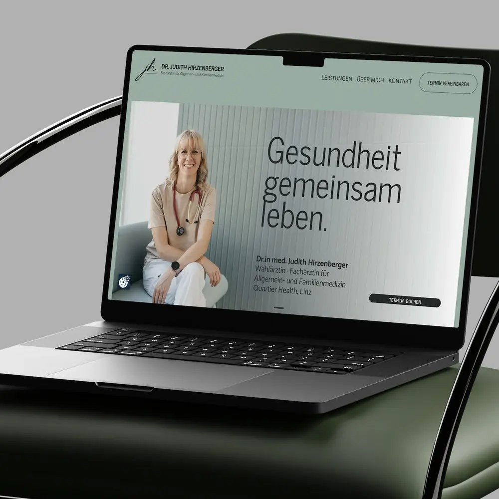 Website Dr. Judith Hirzenberger am Laptop, madea