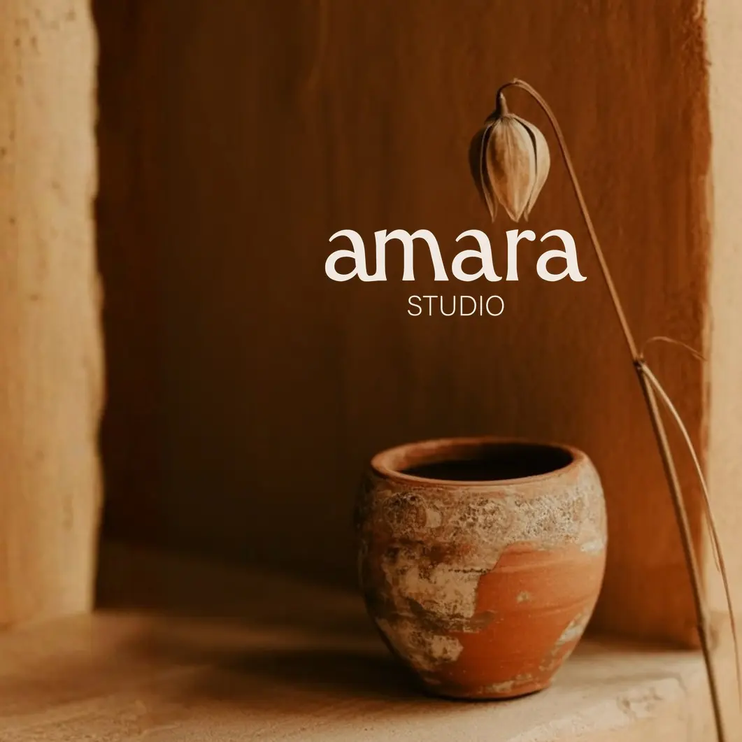 Wortmarke studio amara über einem Tonkrug in einer Wandnische, madea