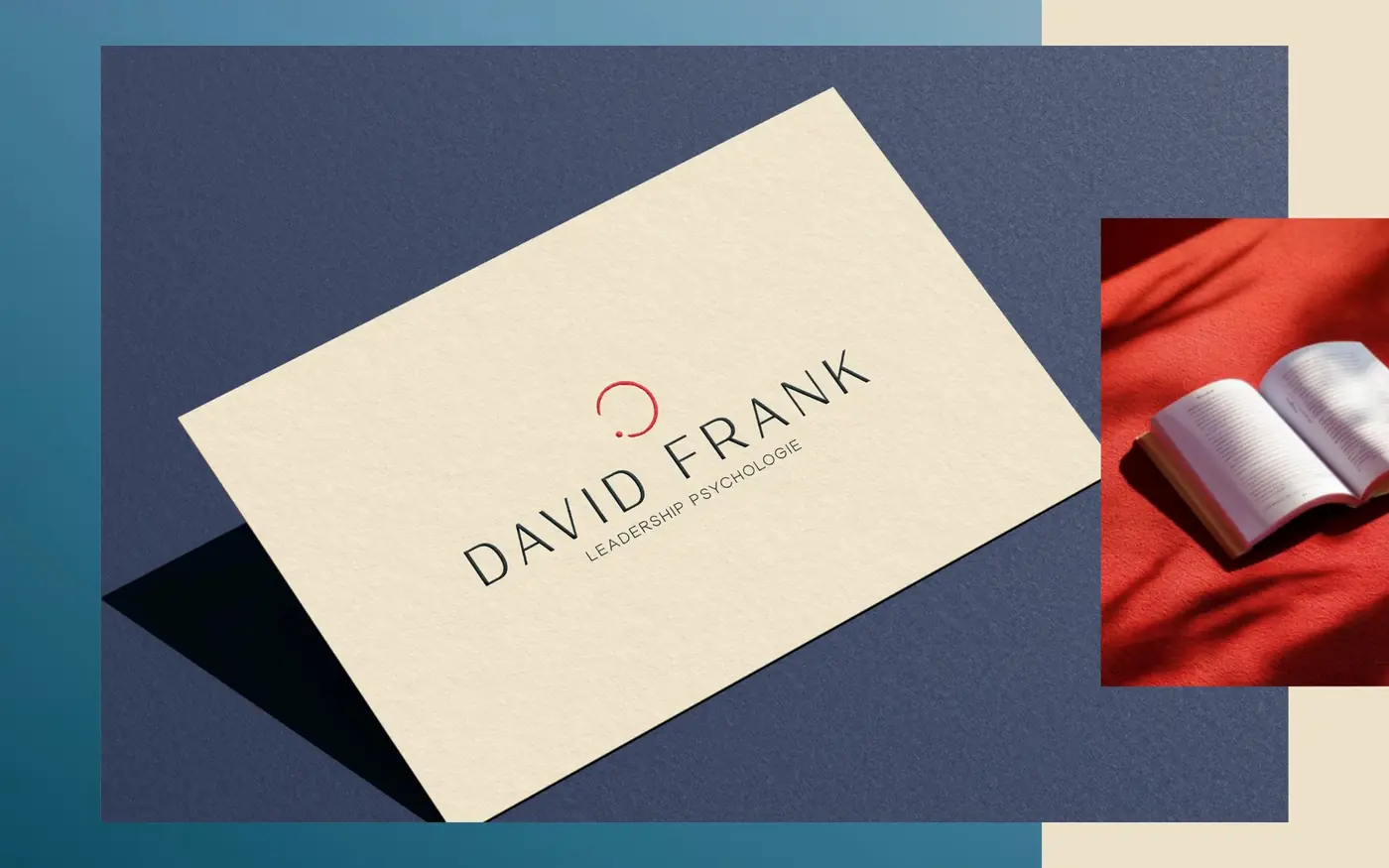 Visitenkarte David Frank, Leadership Psychologie, auf Nachtblau neben einem offenen Buch, madea