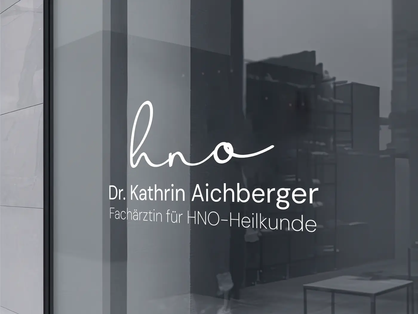 Praxisschild der HNO-Ordination Dr. Kathrin Aichberger, madea
